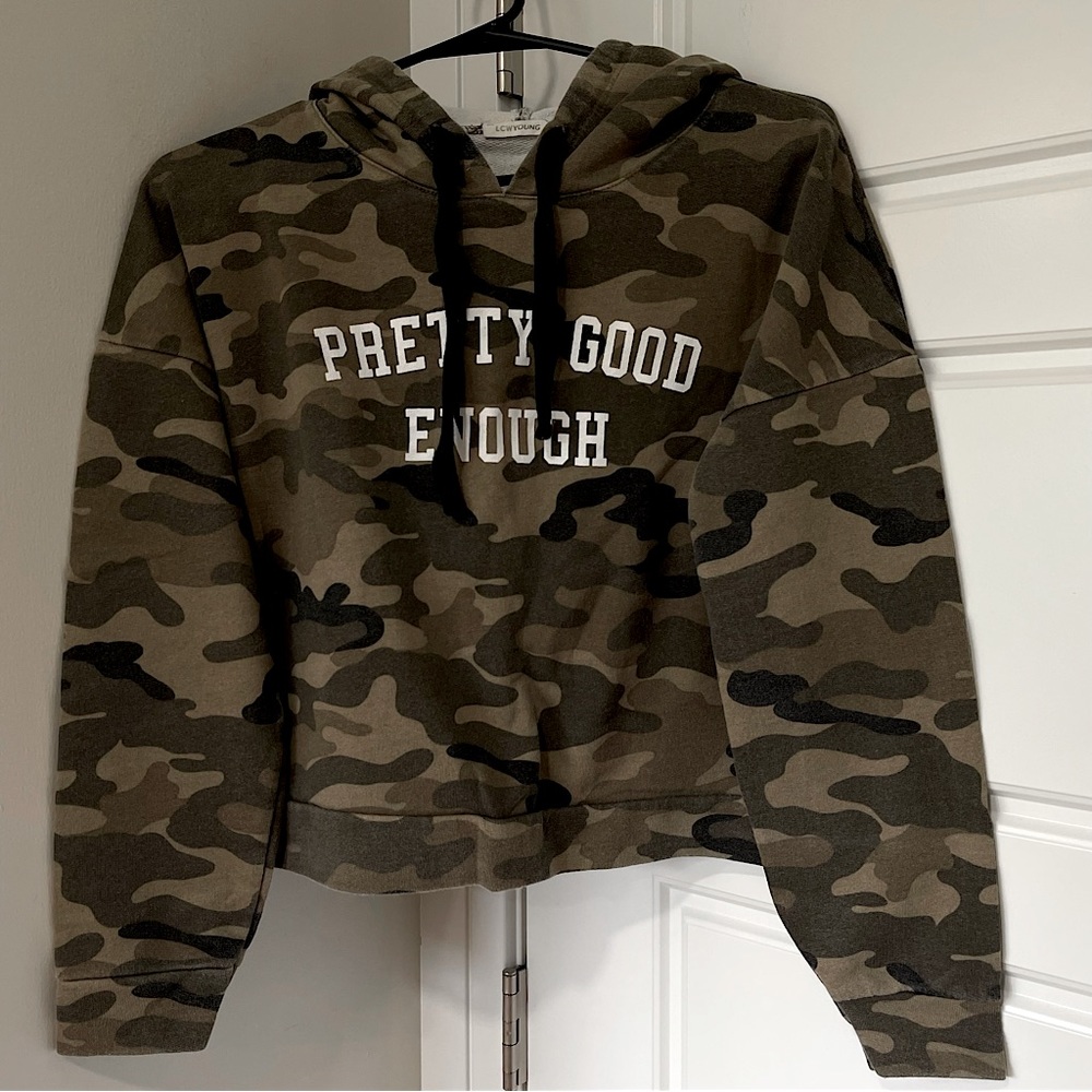 Pretty Good Enough Long sleeve crop top hoodie Camouflage print size L Womens